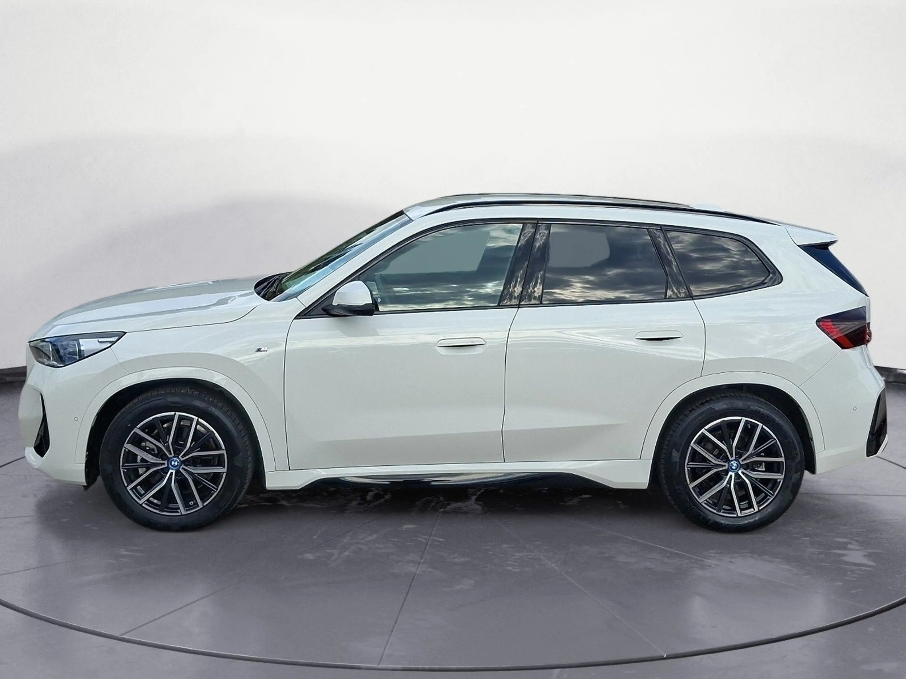 BMW iX1 xDrive30 M Sportpaket Head-Up Memory vorn — photo 4