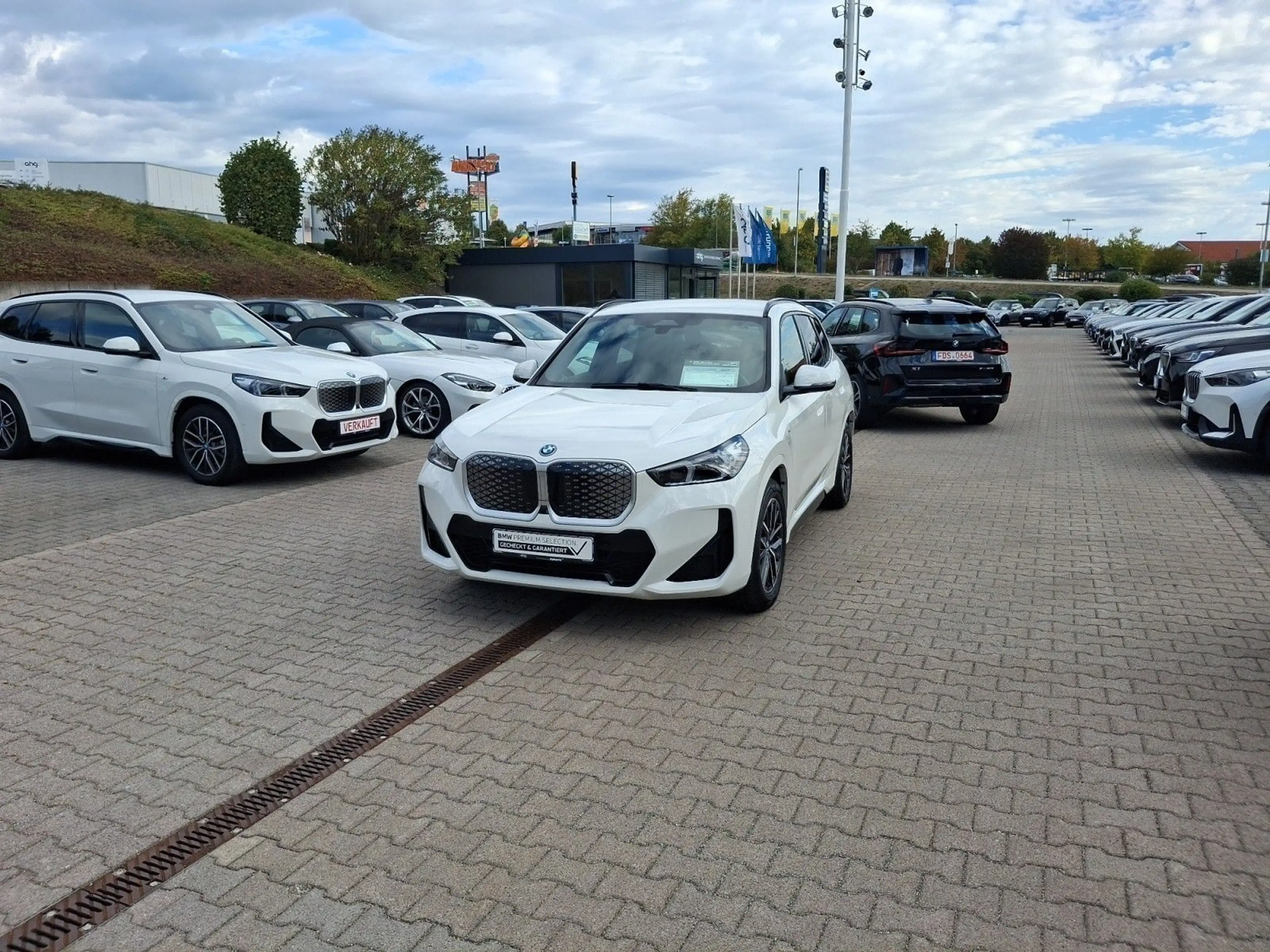 BMW iX1 xDrive30 M Sportpaket Head-Up Memory vorn — photo 11
