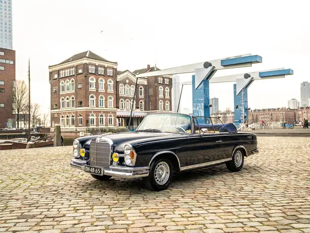 Mercedes-Benz 220 SE