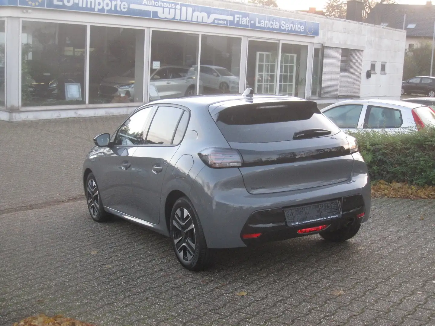 Peugeot 208 PureTech 100 Allure 5-t. Grau - 2