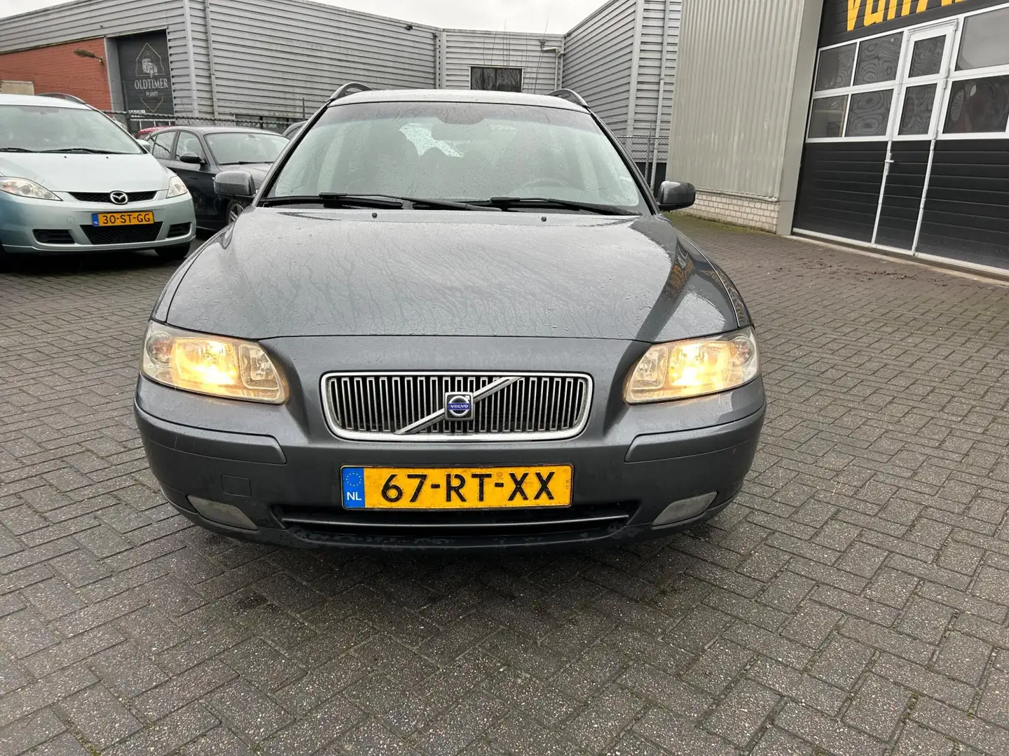 Volvo V70 2.4 Momentum | LEER | AUTOMAAT | Grijs - 2