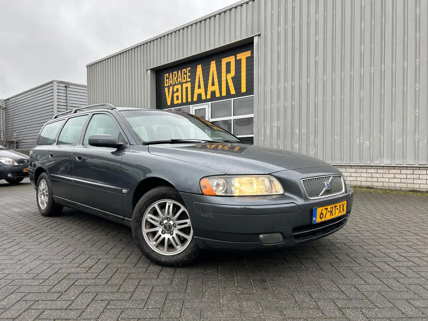 Volvo V70 2.4 Momentum | LEER | AUTOMAAT | Grijs - 1