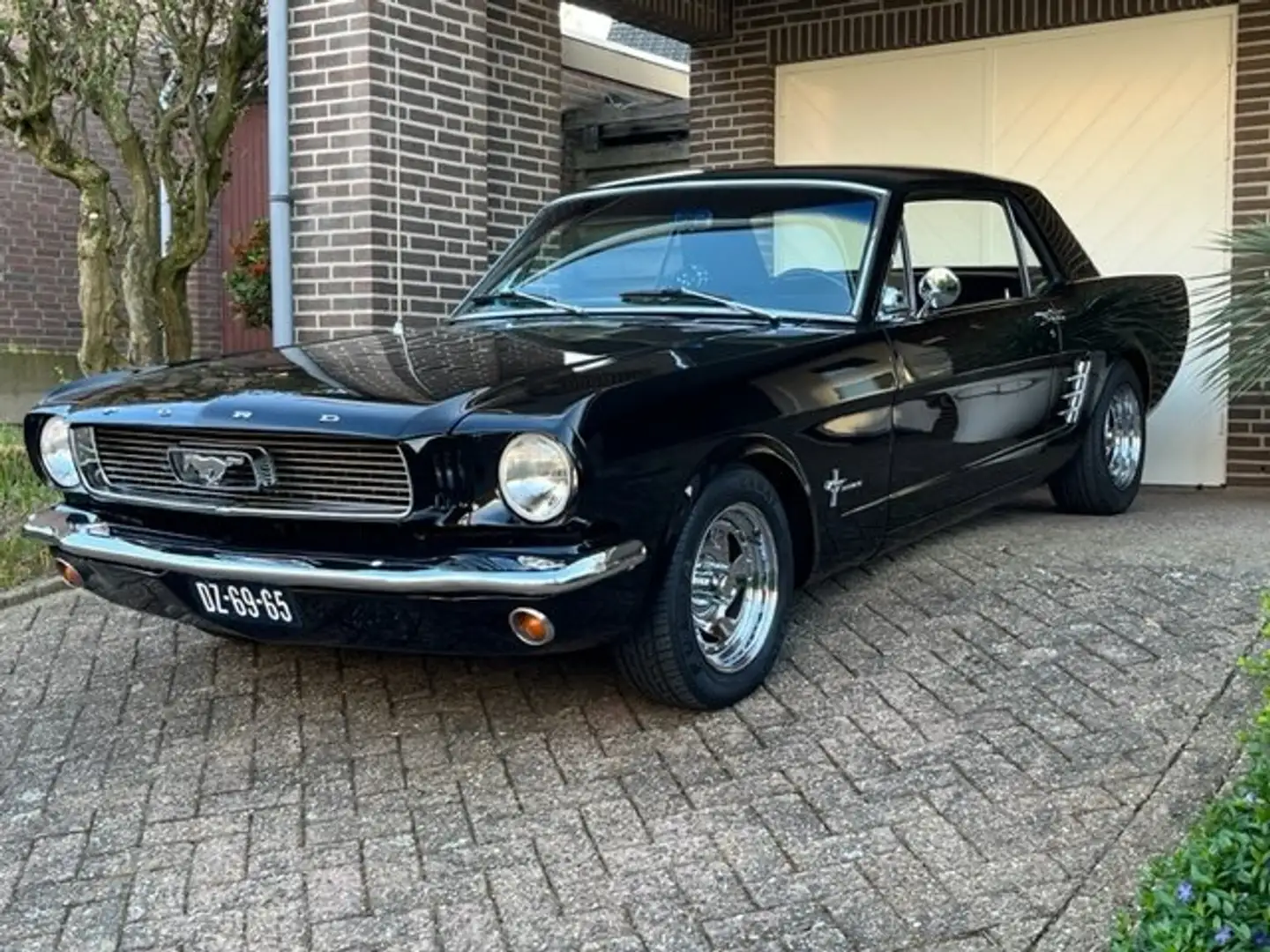 Ford Mustang Coupé Negru - 1