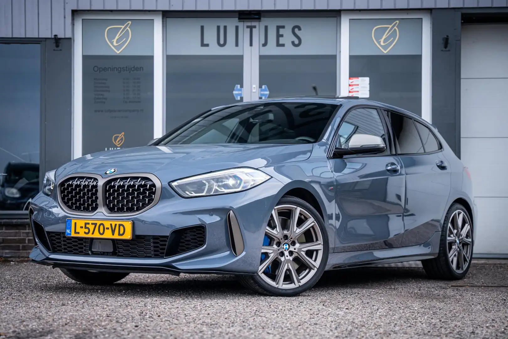 BMW 135 1-serie M135i xDrive High Executive I Pano-dak I H Grijs - 1