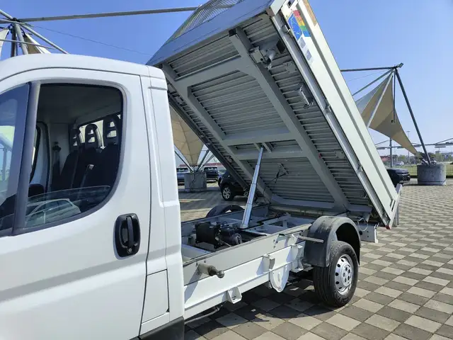 Peugeot Boxer view 2