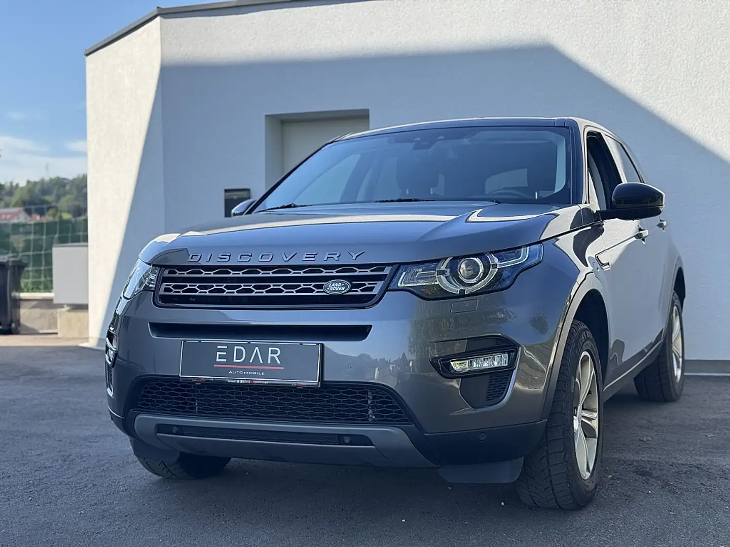 Land Rover Discovery Sport 2,0 TD4 4WD SE Aut. Grau - 2