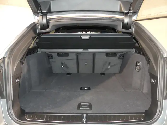 BMW 5 Series view 10