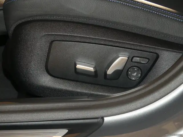 BMW 5 Series view 4
