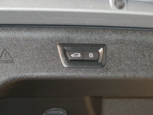 BMW 5 Series view 11