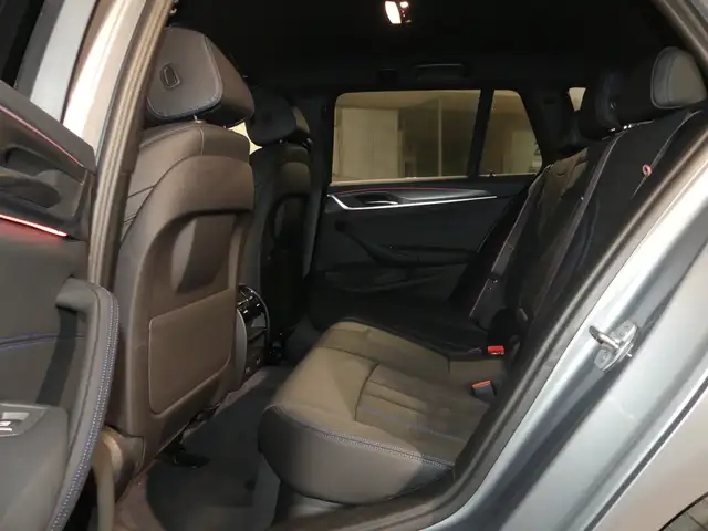 BMW 5 Series view 8