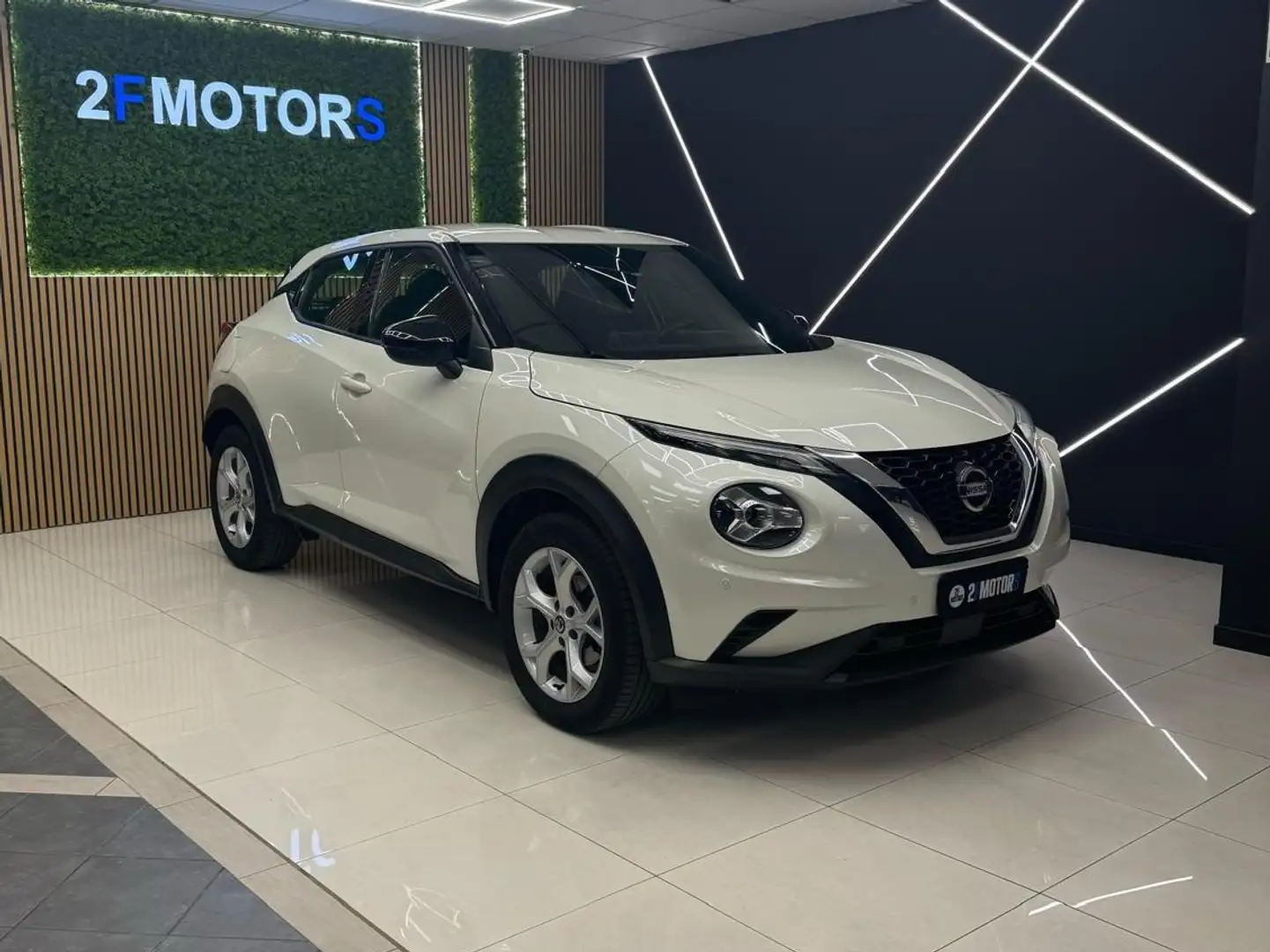 Nissan Juke 1.0 dig-t N-Connecta 117cv White - 1