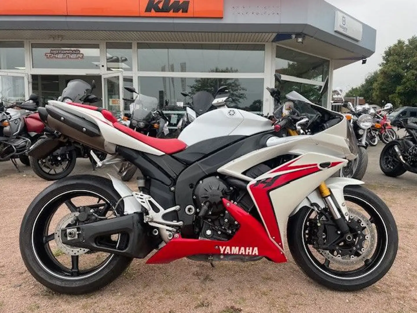 Yamaha YZF-R1 neue Reifen Beyaz - 1