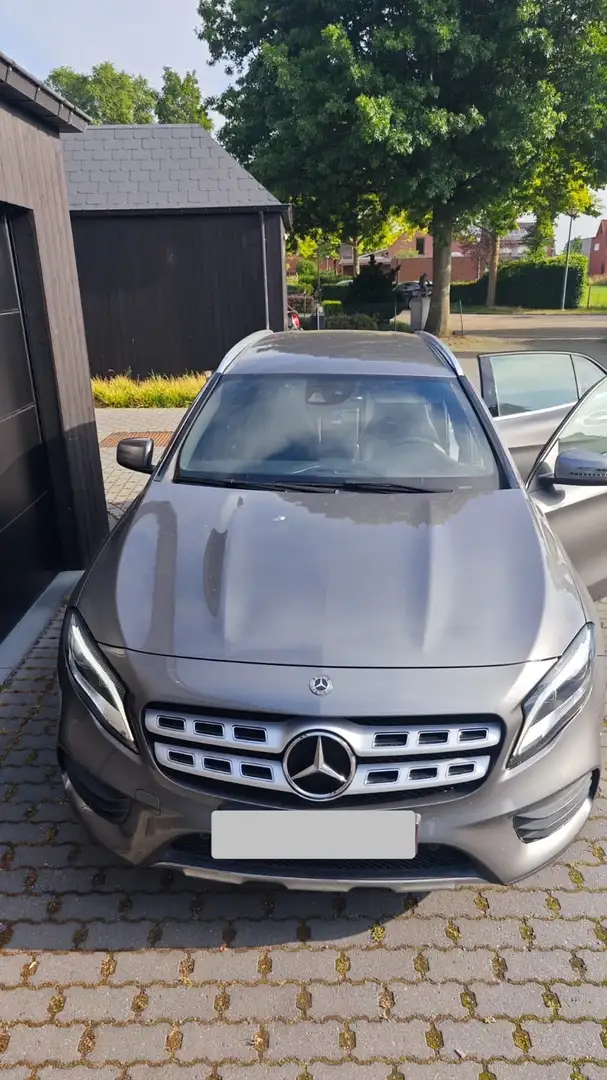 Mercedes-Benz CLA 180 7G-DCT Edition 2020 Gris - 2