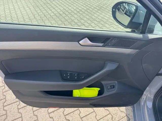 Volkswagen Passat view 16