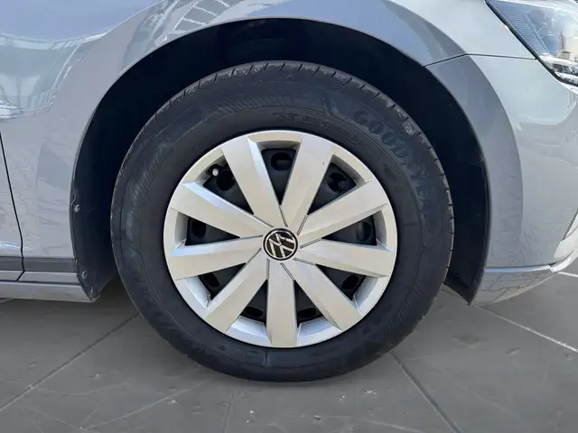 Volkswagen Passat view 15