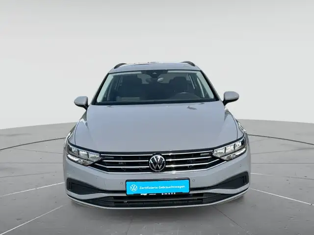 Volkswagen Passat view 2