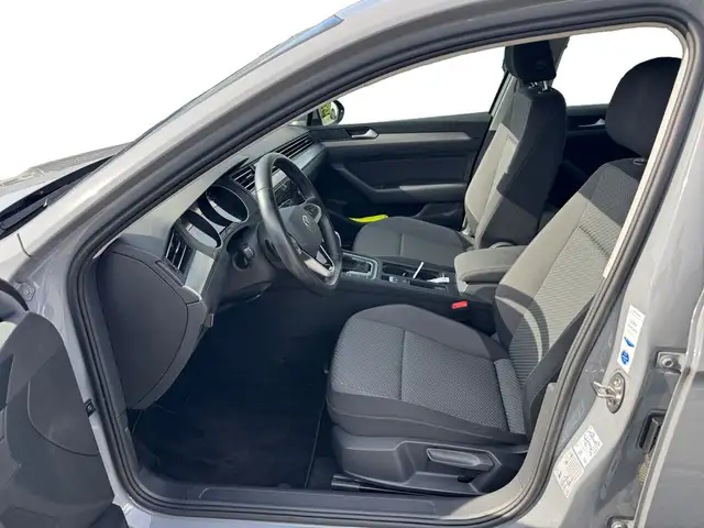 Volkswagen Passat view 4