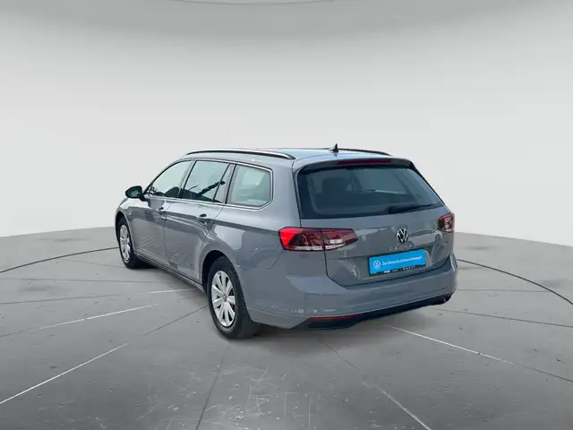 Volkswagen Passat view 3