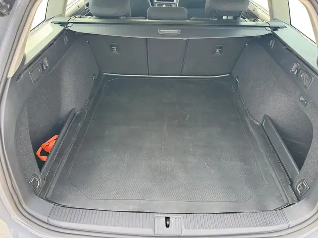 Volkswagen Passat view 14