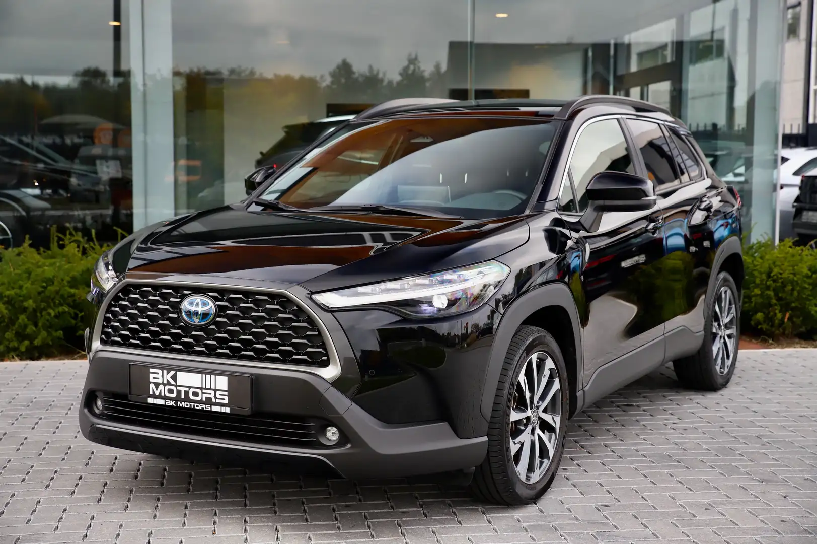 Toyota Corolla Cross Hybrid 1.8 VVT-i -CAMERA-PANO-CARPLAY-NAVI-ADAPTIV Zwart - 2