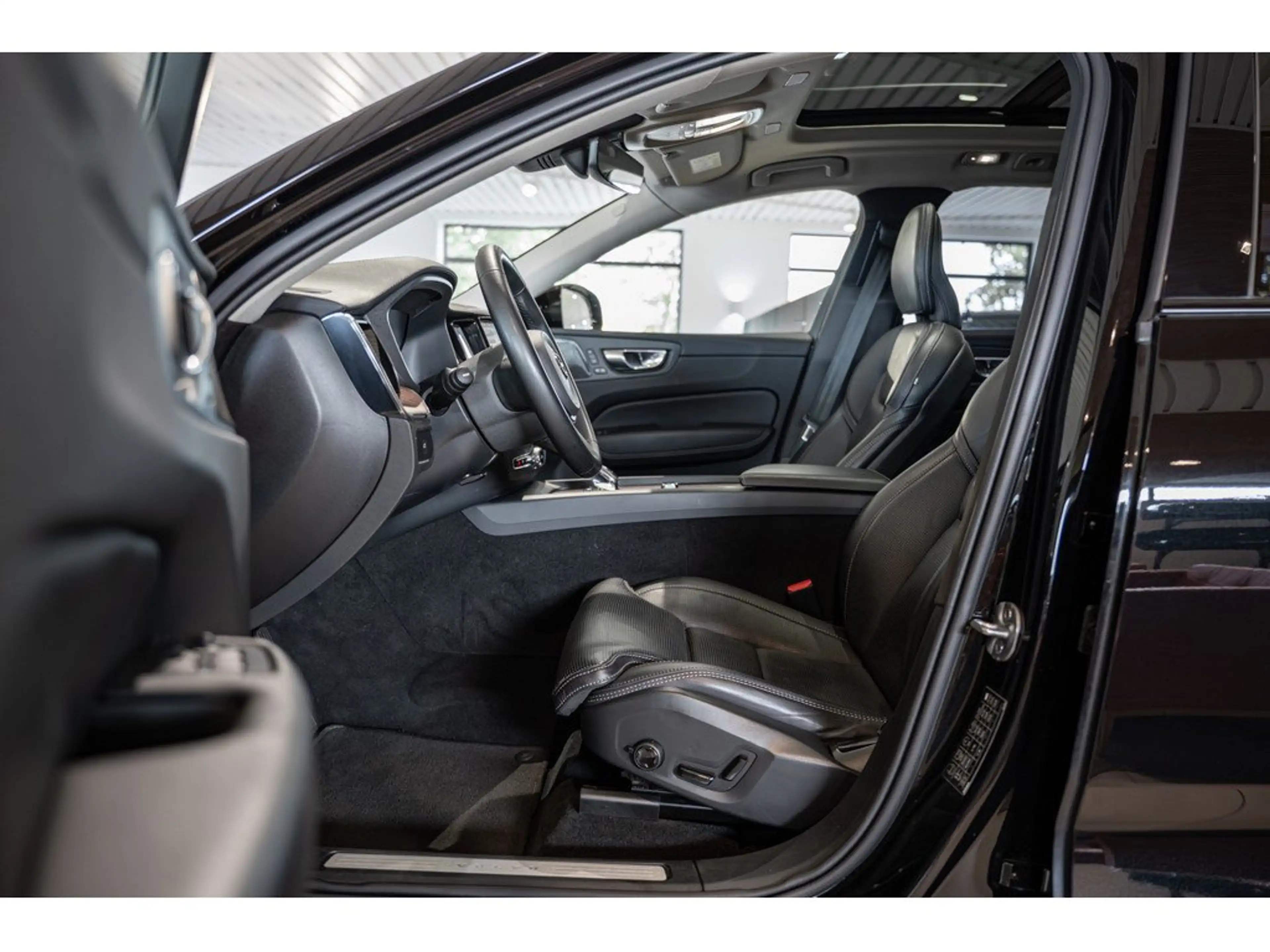 Volvo XC60 B4 (D) Ultimate Dark AKTIVSITZE STANDHZ — photo 11