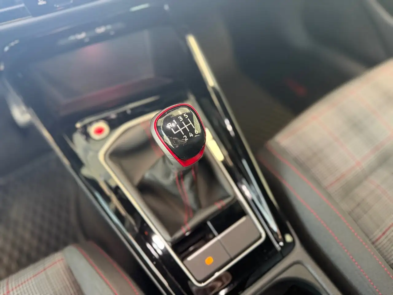 Volkswagen Golf GTI photo Volkswagen Golf GTI