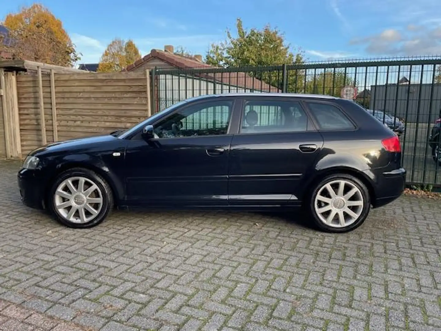 Audi A3 Sportback 1.6 FSI Attraction Zwart - 2
