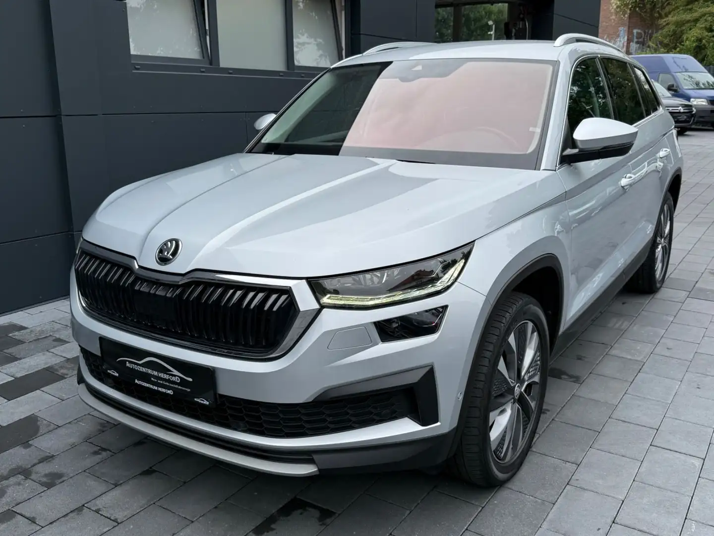 Skoda Kodiaq 1.5 TSI Tour NAVI DSG LED ACC RFK AHK Argintiu - 1