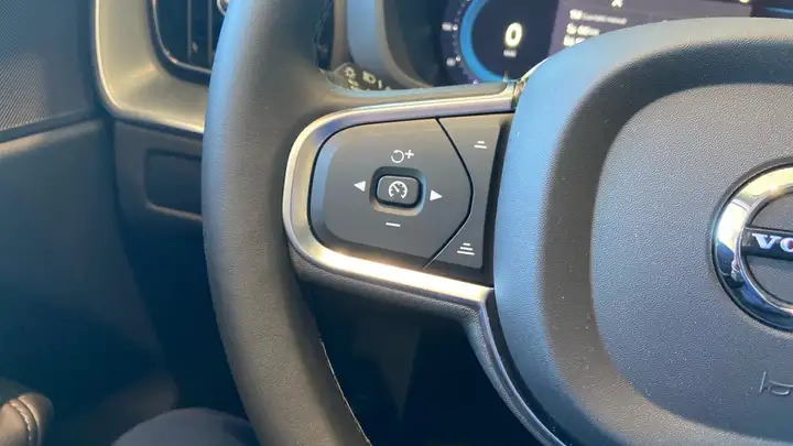 Volvo XC60 2023, foto 18