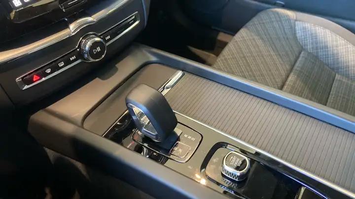Volvo XC60 2023, foto 17