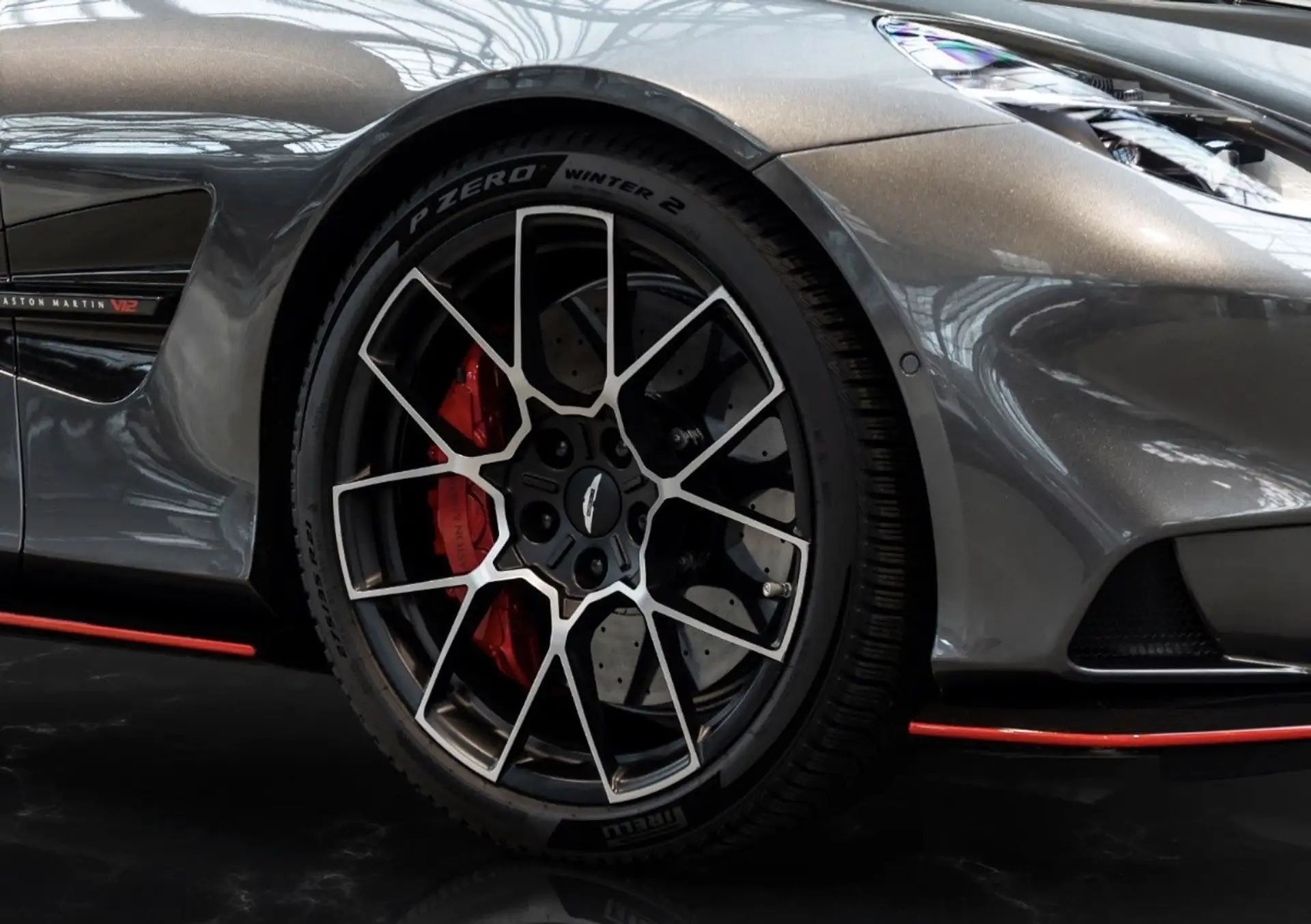 애스턴마틴 뱅퀴시 Coupe 2025 실버 사진 4