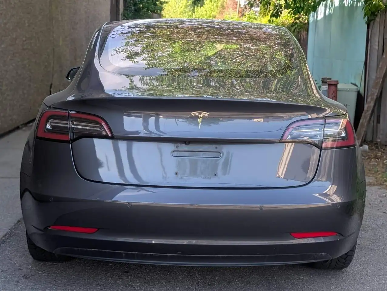 Tesla Model 3 снимка Tesla Model 3