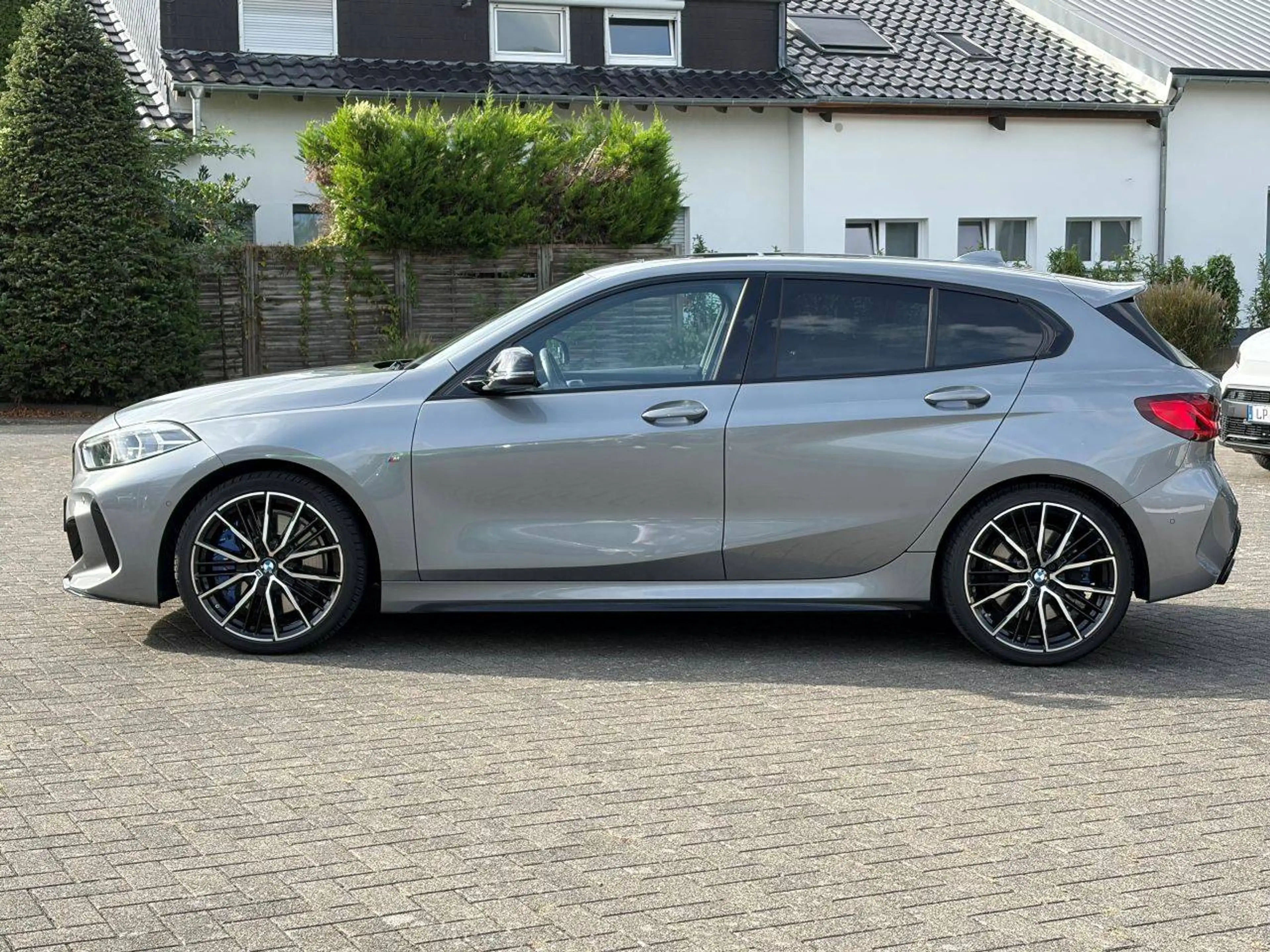 BMW 135 M135 i xDrive Edition Colorvision / Glasdach / Head-Up Display — photo 3