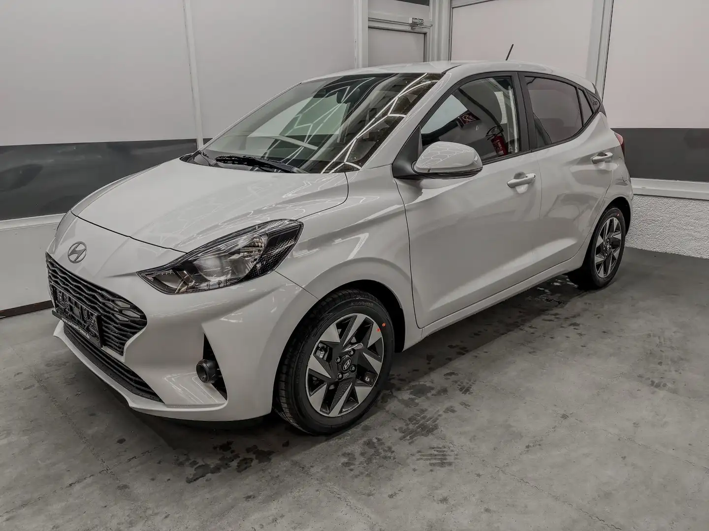Hyundai i10 STYLE AUT NAVI SHZ RFK TEMPOMAT 1.2 57,9kW/79PS... Weiß - 1