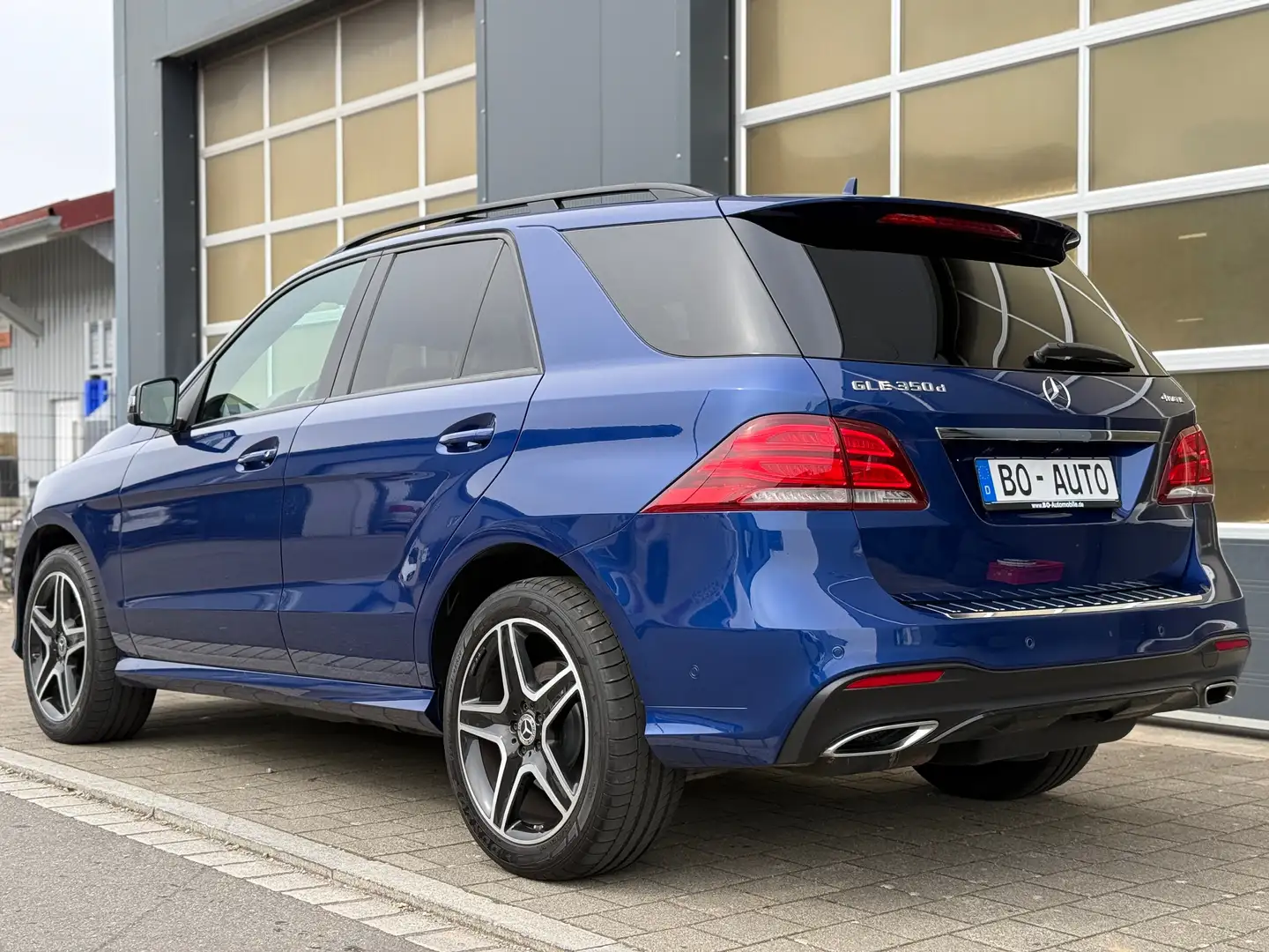 Mercedes-Benz GLE 350 d 4M AMG PANO AHK Night H&K Distronic COMAND 360 Blau - 2