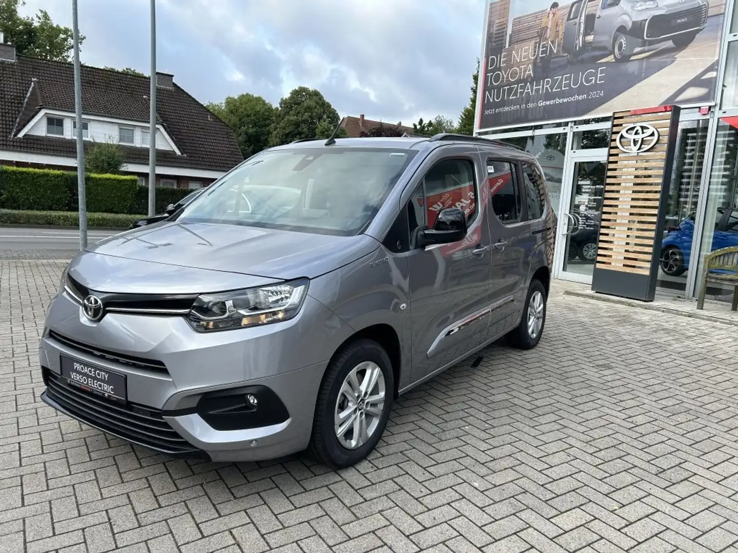 Toyota Proace City Verso 50 kWh L1 Team Deutschland Soundsystem Apple Silber - 2