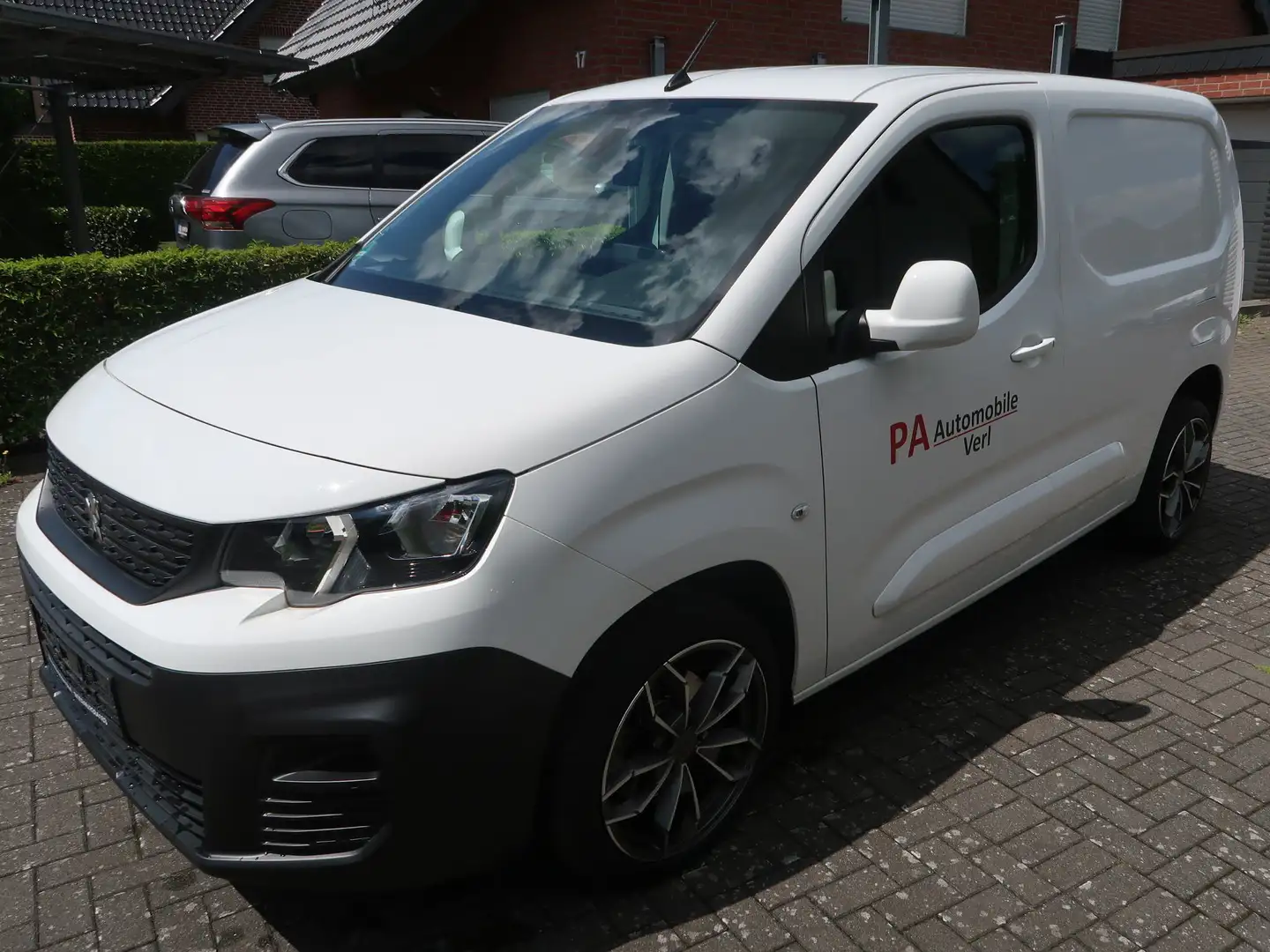 Peugeot Partner L1 Asphalt HDI130Automatik TOP Ausstattung Weiß - 1