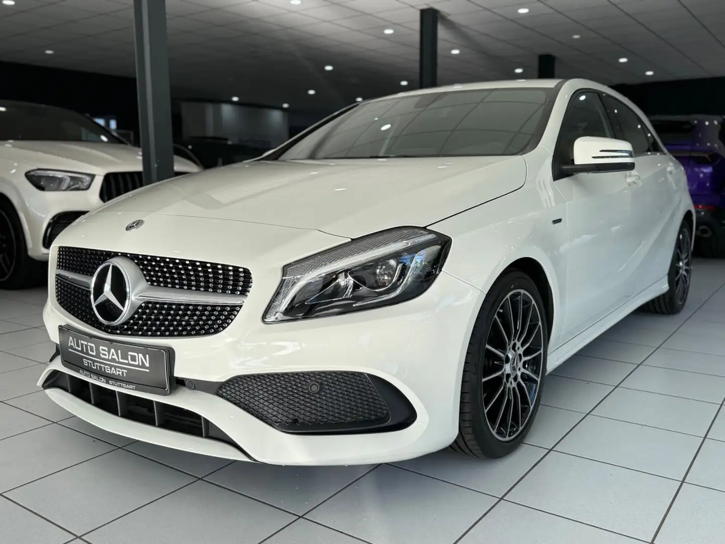Mercedes-Benz A 180 AMG *LED*R-KAM*NAVI*MFL*TEMP*SHZ* Blanc - 1