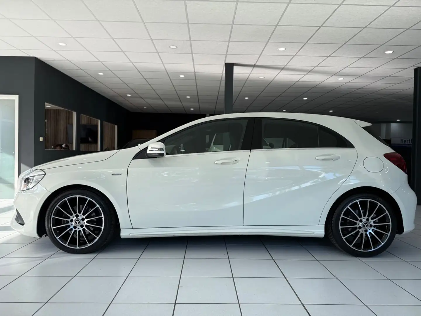 Mercedes-Benz A 180 AMG *LED*R-KAM*NAVI*MFL*TEMP*SHZ* Blanc - 2
