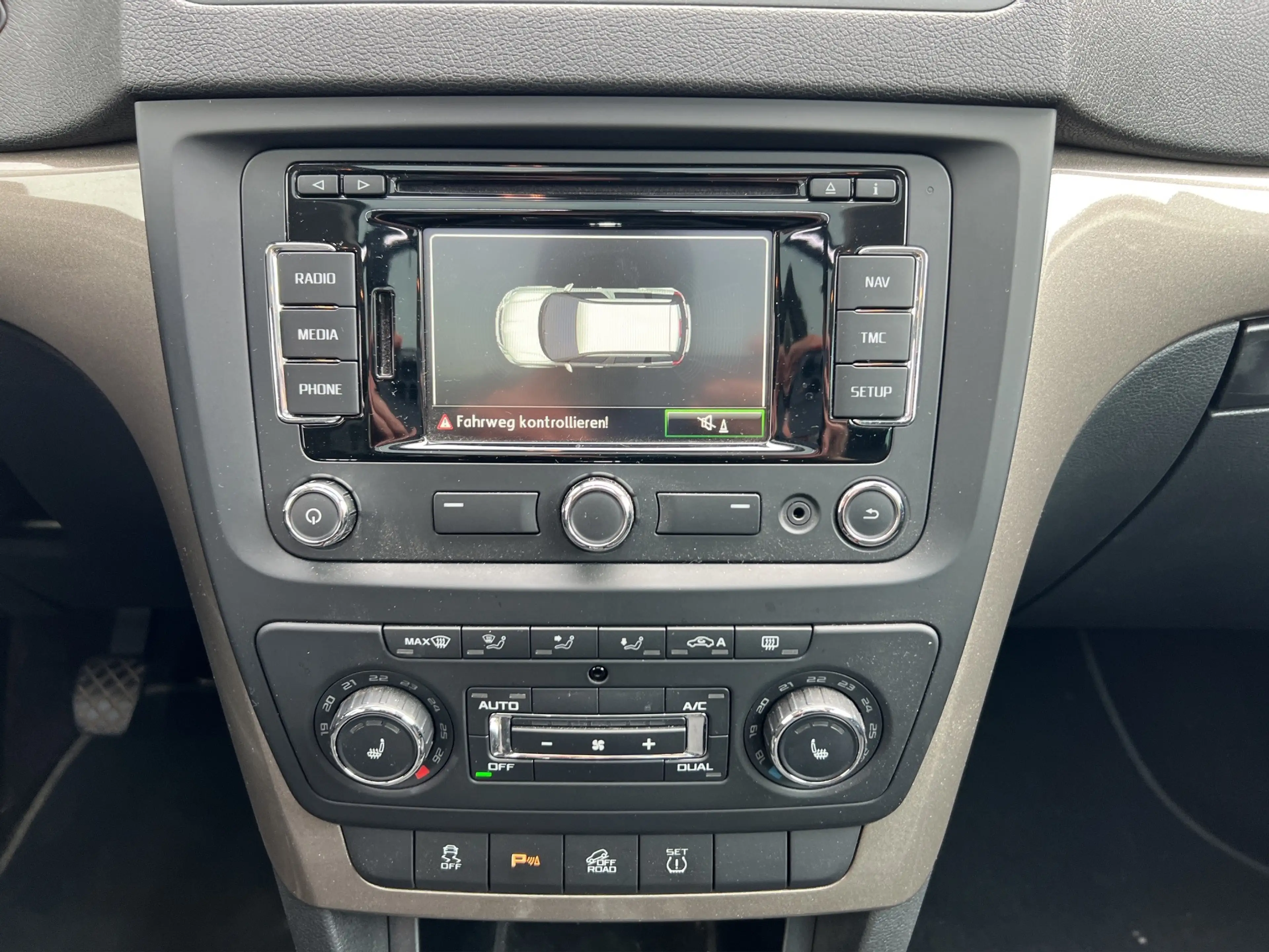 Skoda Yeti 2.0 TDI Elegance Outdoor 4x4 AHK PANO NAVI — photo 15