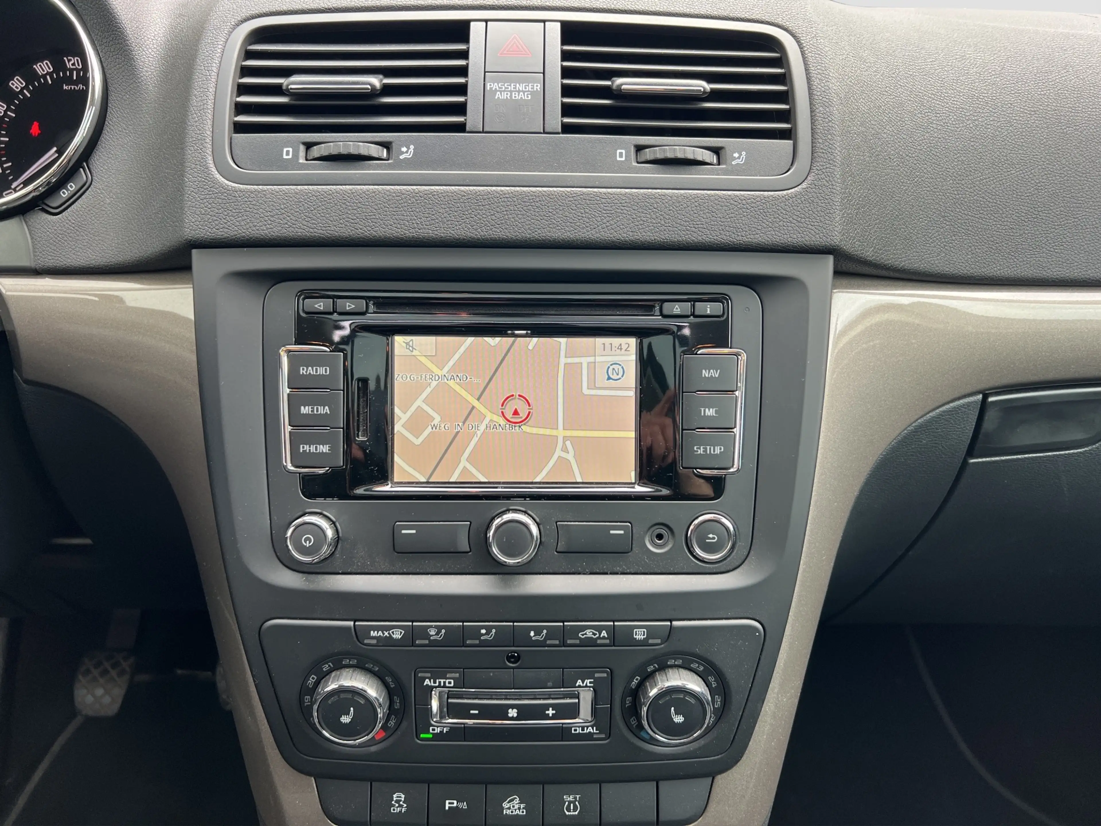 Skoda Yeti 2.0 TDI Elegance Outdoor 4x4 AHK PANO NAVI — photo 14