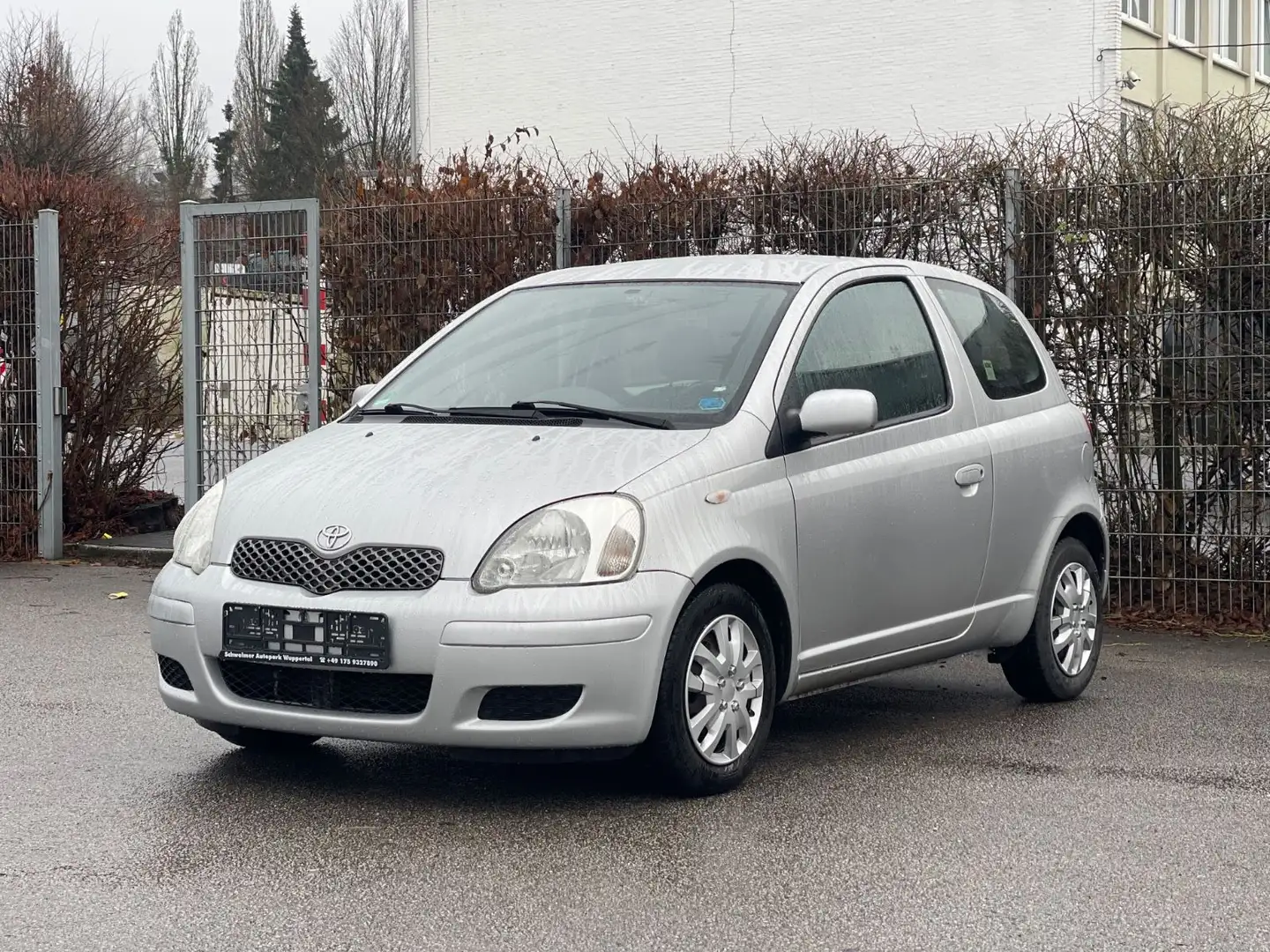 Toyota Yaris 1.3 Automatik Klima TÜV Neu + Inspektion Silber - 1