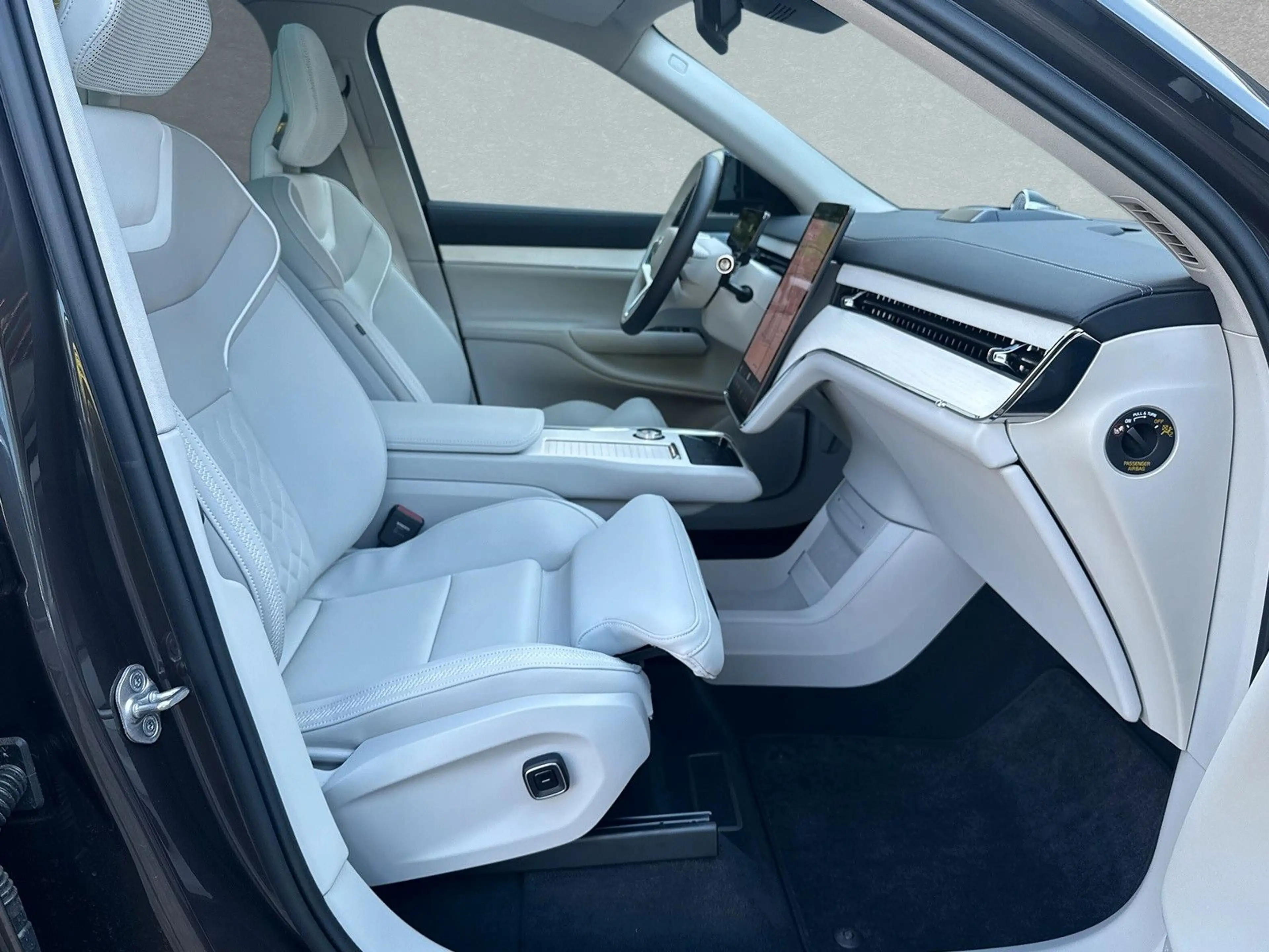 Volvo EX90 Plus Twin Motor Performance AWD 7-Sitzer — photo 4