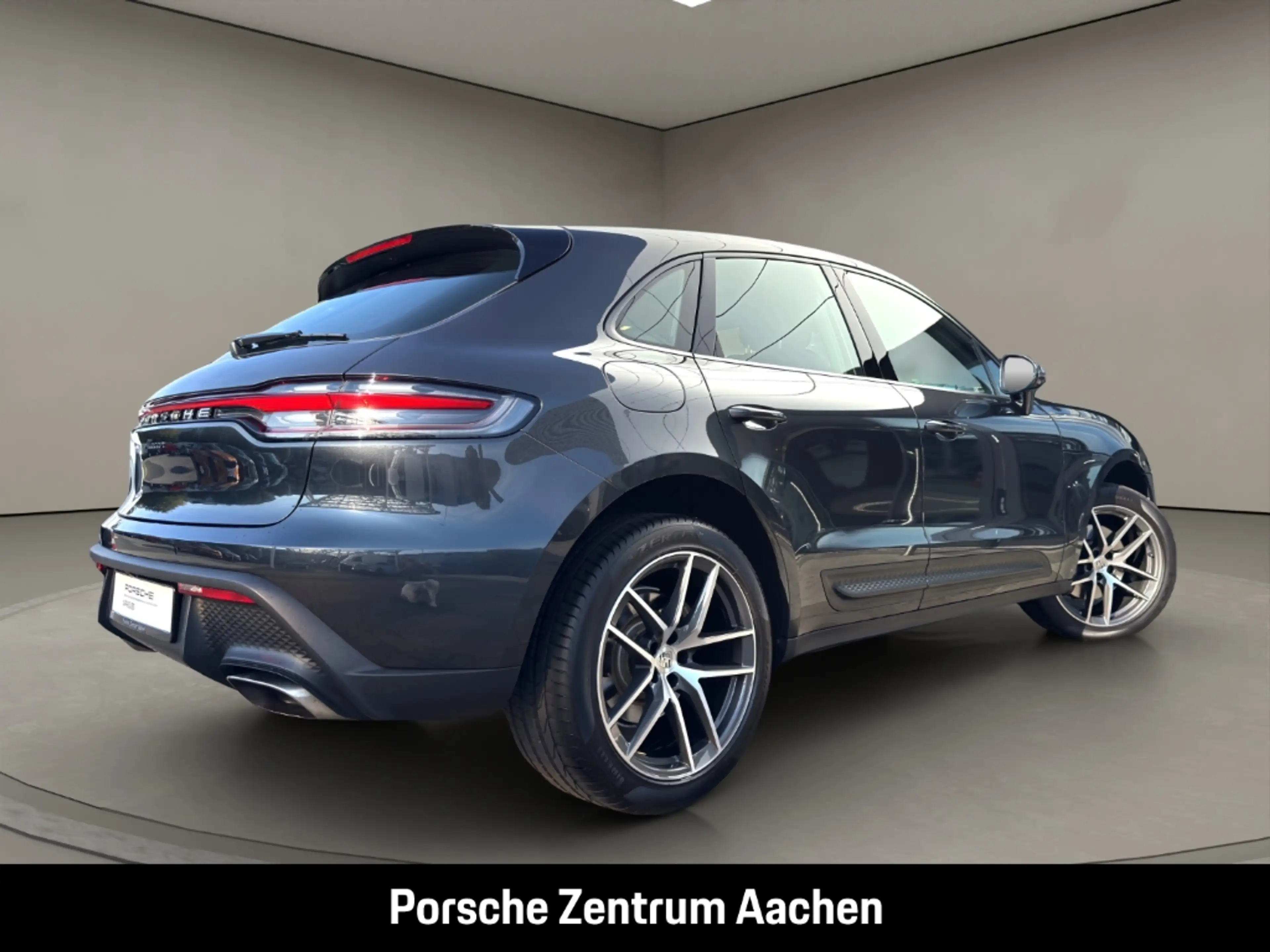 Porsche Macan — photo 6
