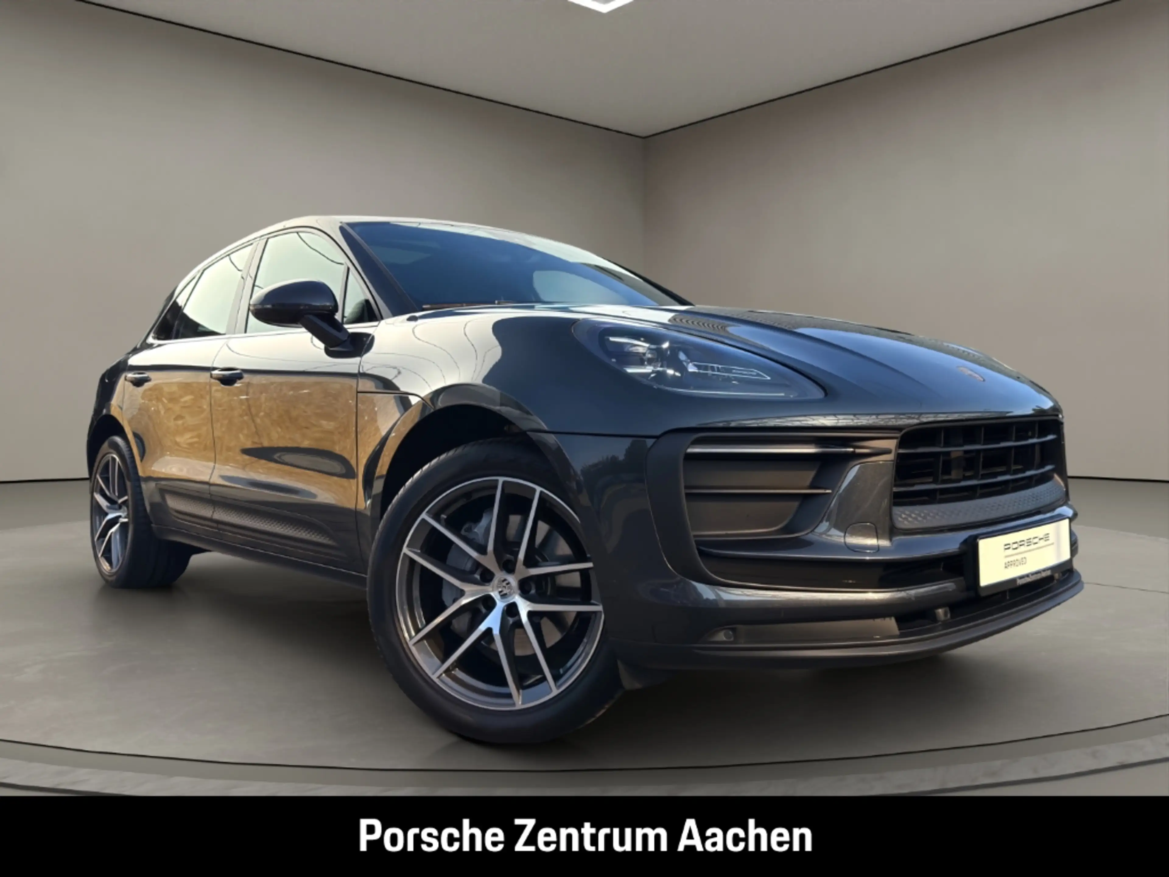 Porsche Macan — photo 8