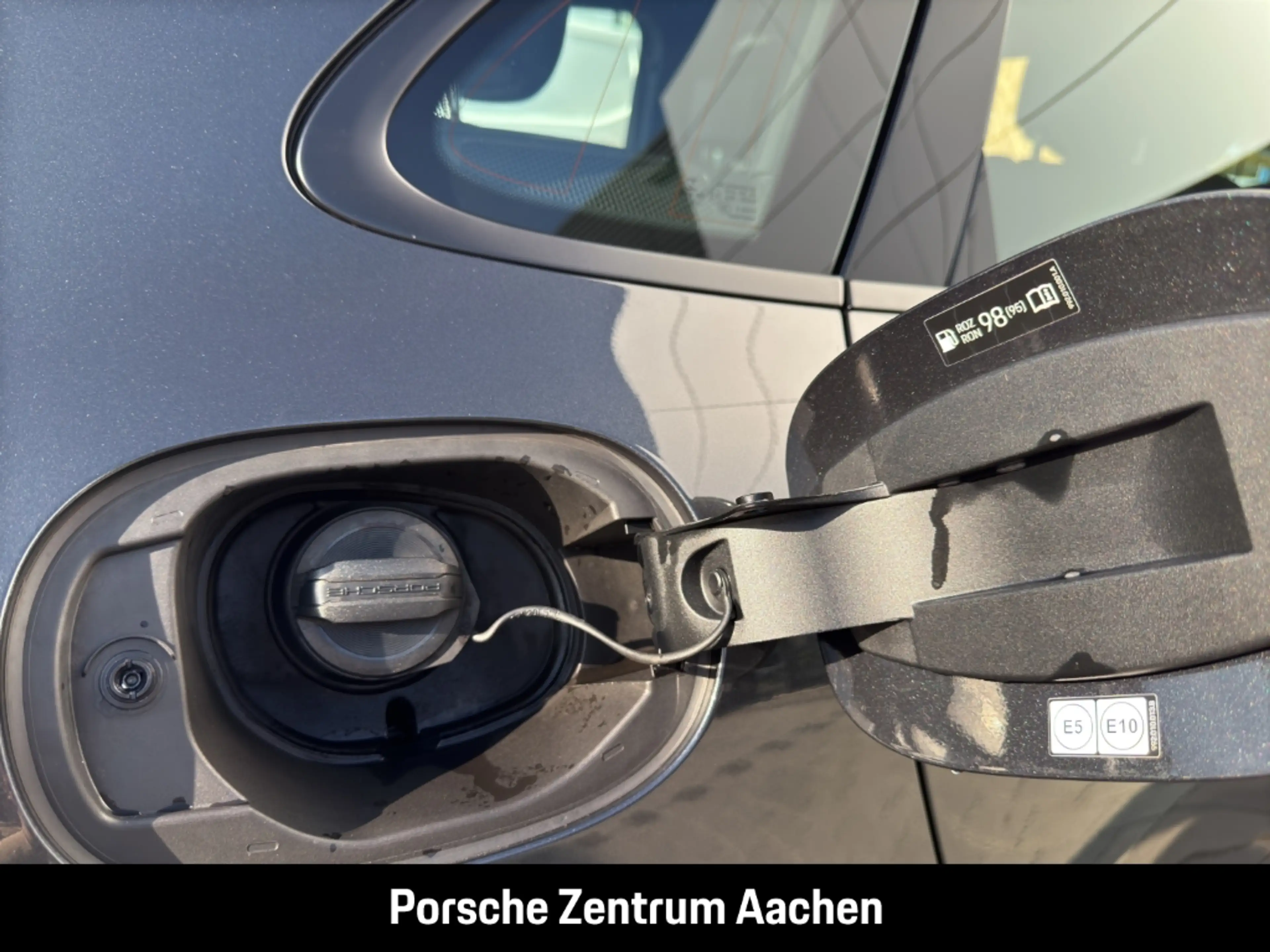 Porsche Macan — photo 27