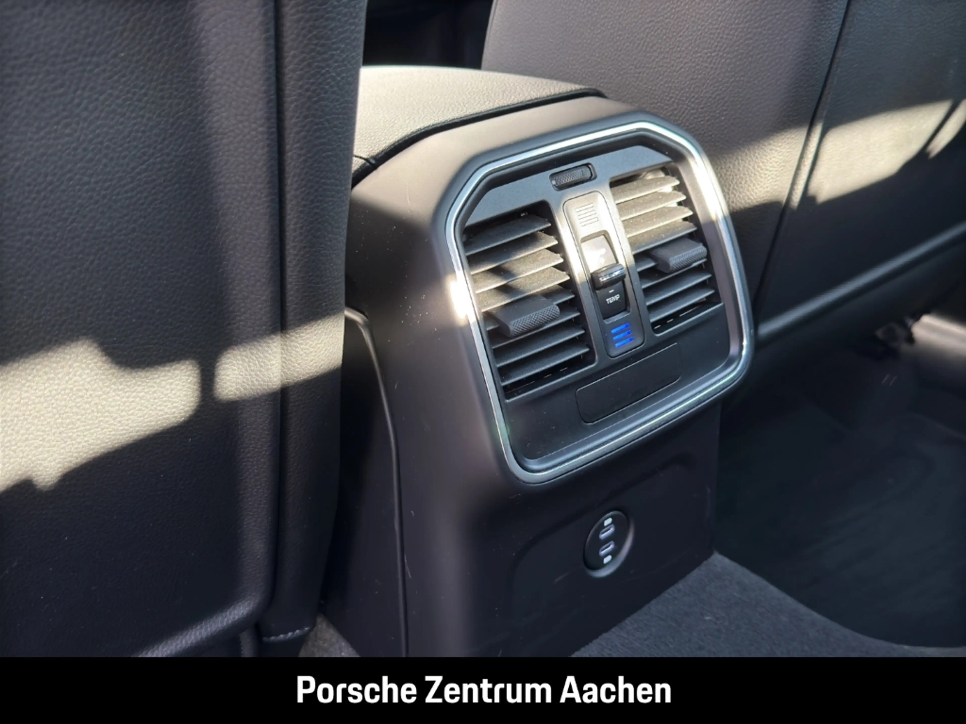 Porsche Macan — photo 23