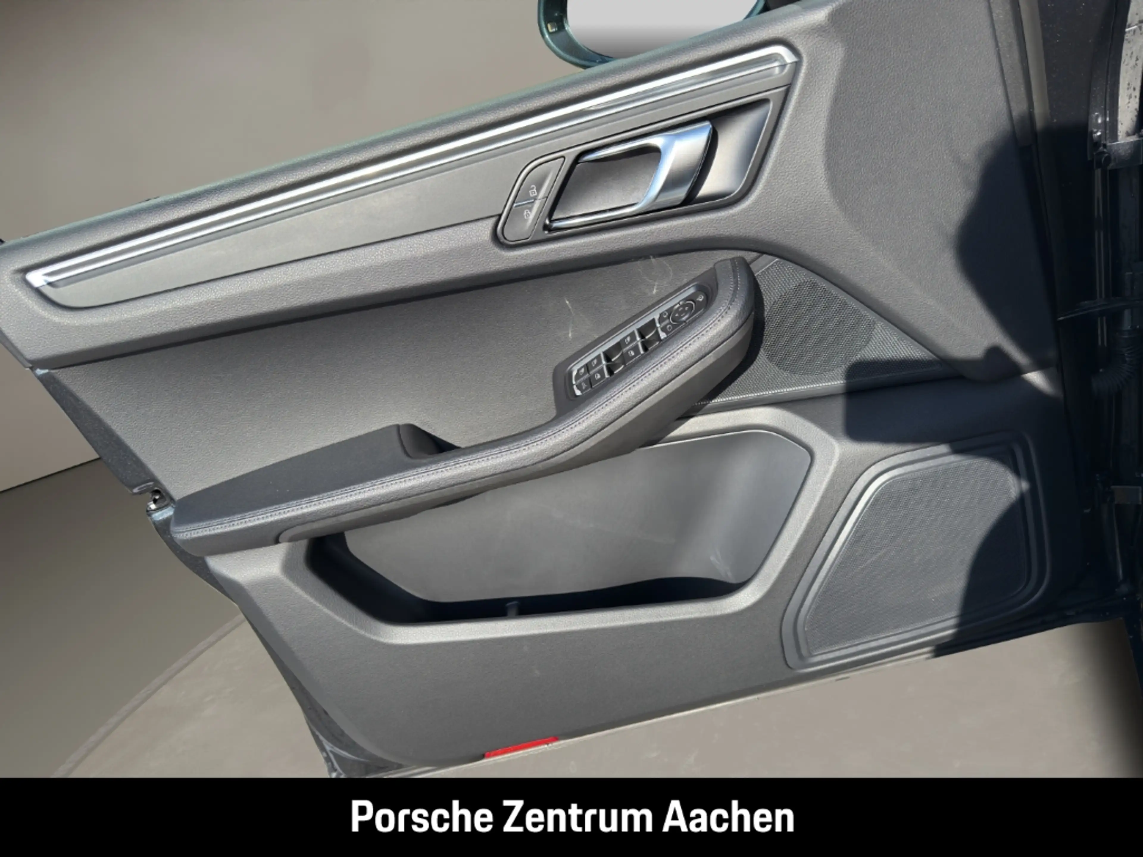 Porsche Macan — photo 20