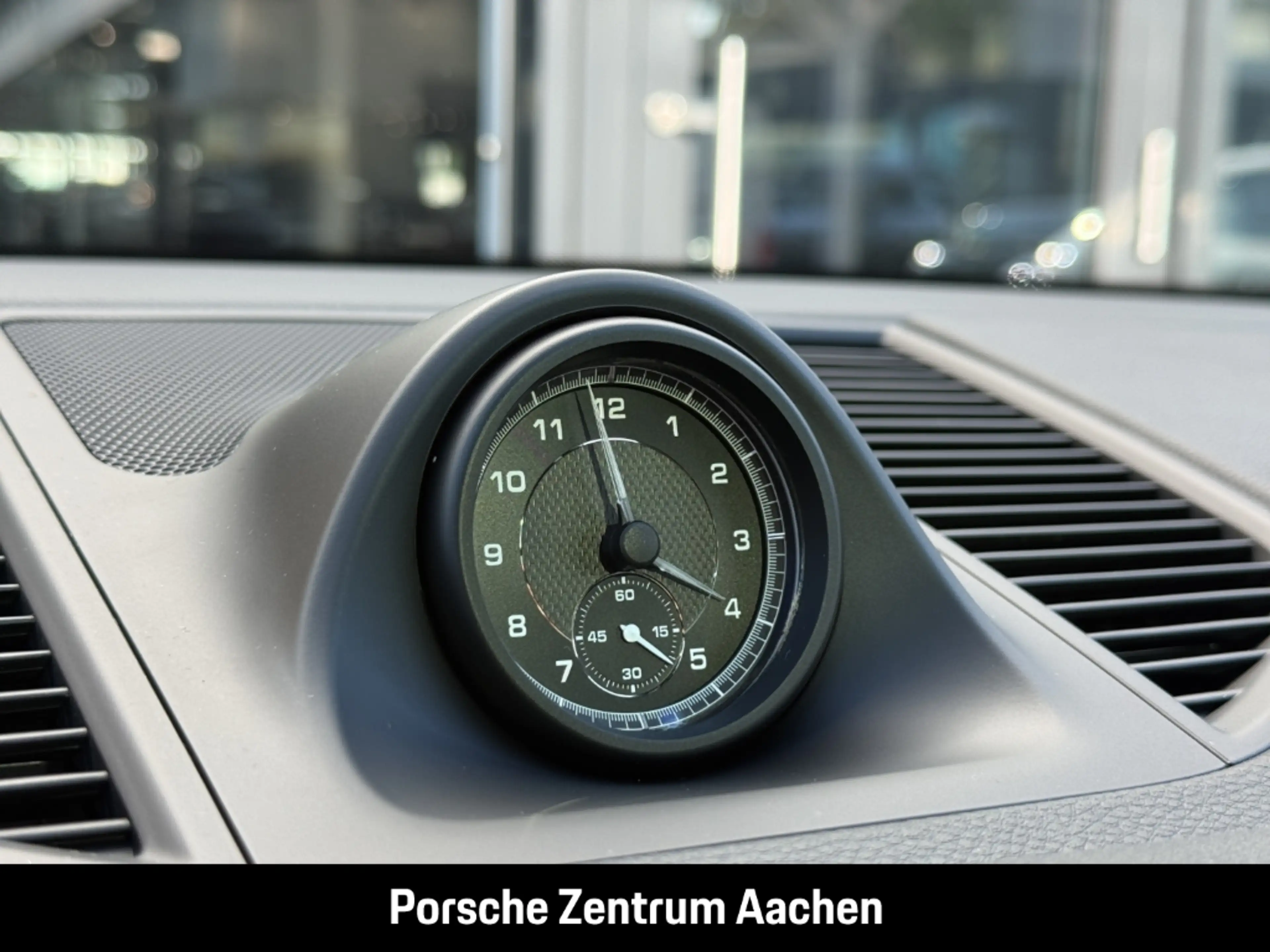 Porsche Macan — photo 21