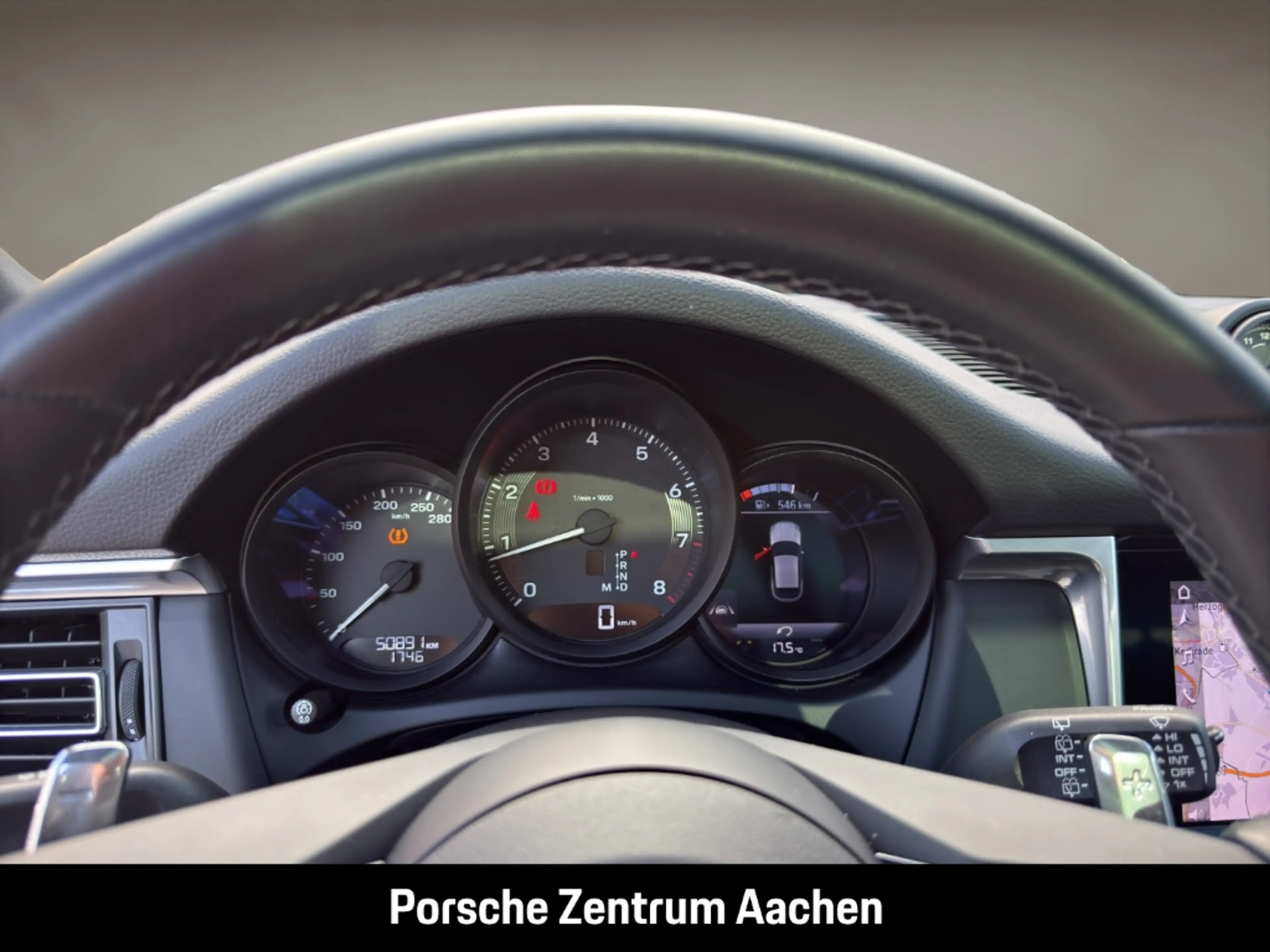 Porsche Macan — photo 16